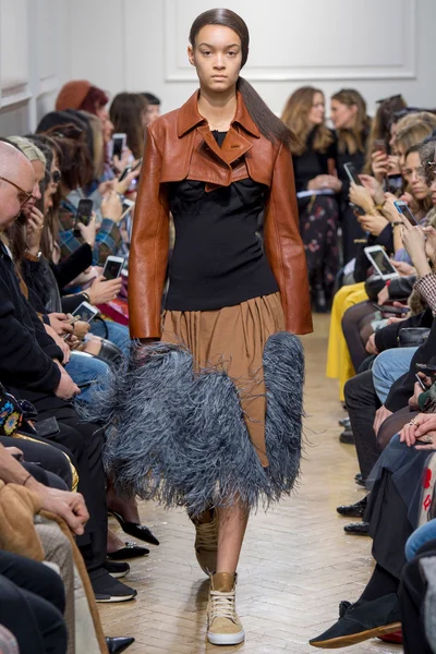 Look 16